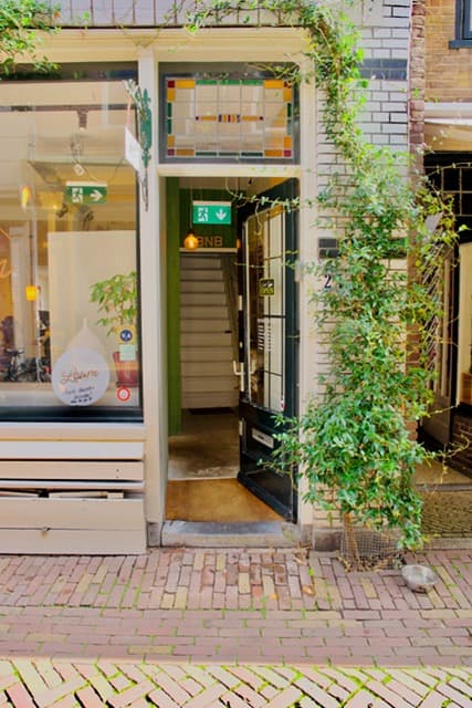 Entree en trap naar At Loum